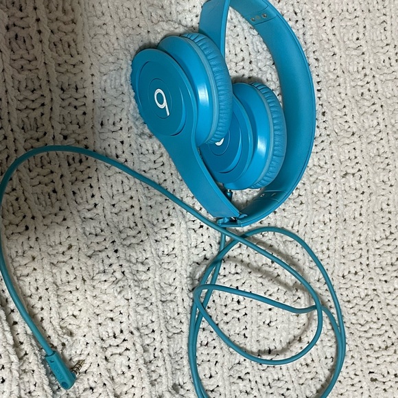 Sky blue beats with wires - Picture 4 of 4